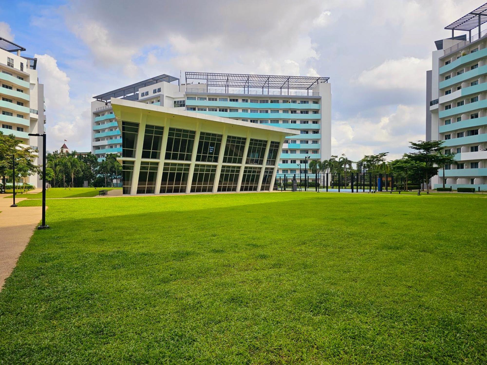 Acellyne'S Suites At The Residences At Commonwealth By Century Ciudad Quezon Exterior foto