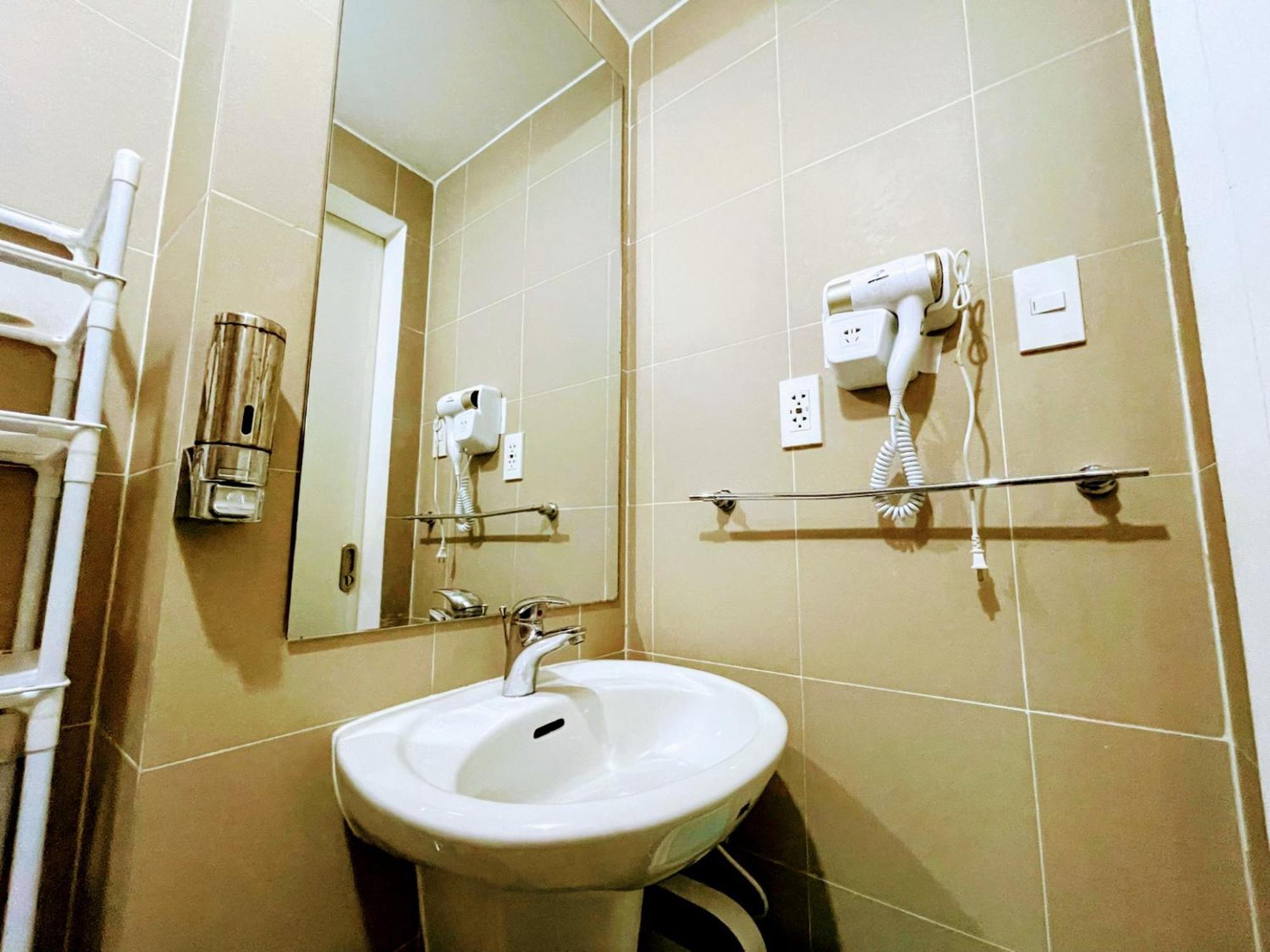 Acellyne'S Suites At The Residences At Commonwealth By Century Ciudad Quezon Habitación foto
