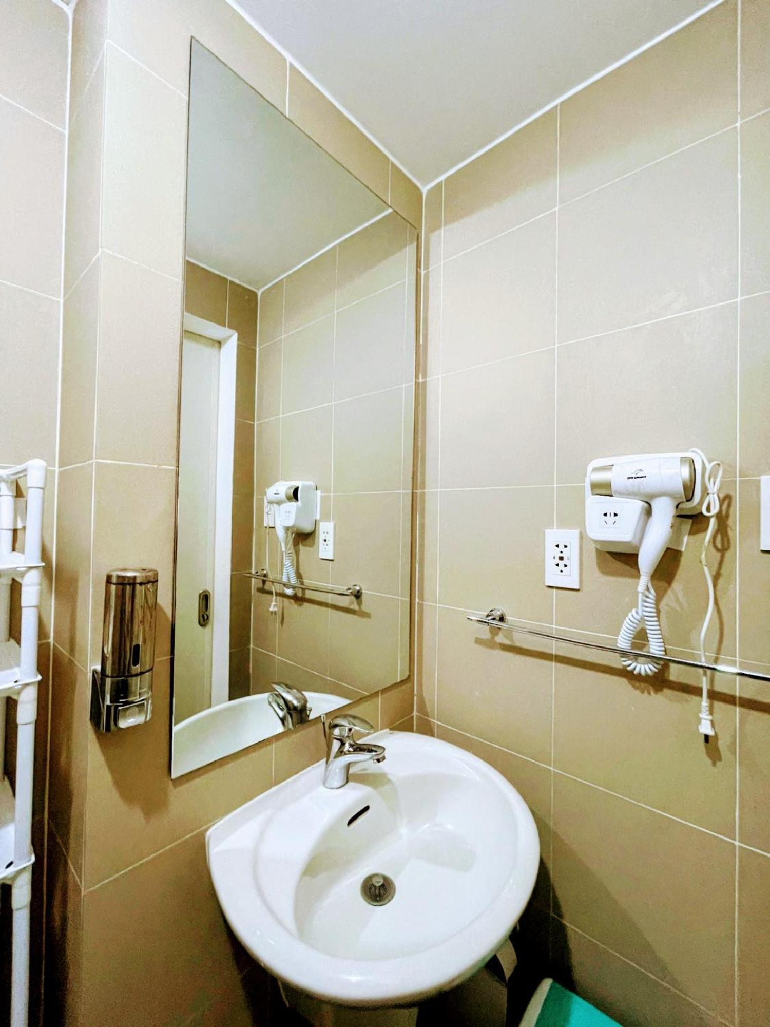 Acellyne'S Suites At The Residences At Commonwealth By Century Ciudad Quezon Habitación foto