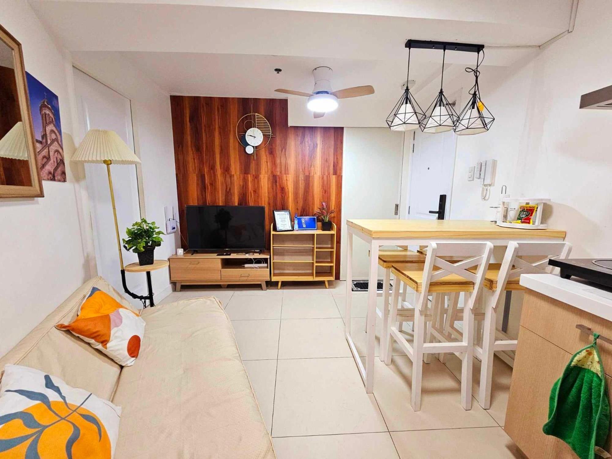 Acellyne'S Suites At The Residences At Commonwealth By Century Ciudad Quezon Exterior foto